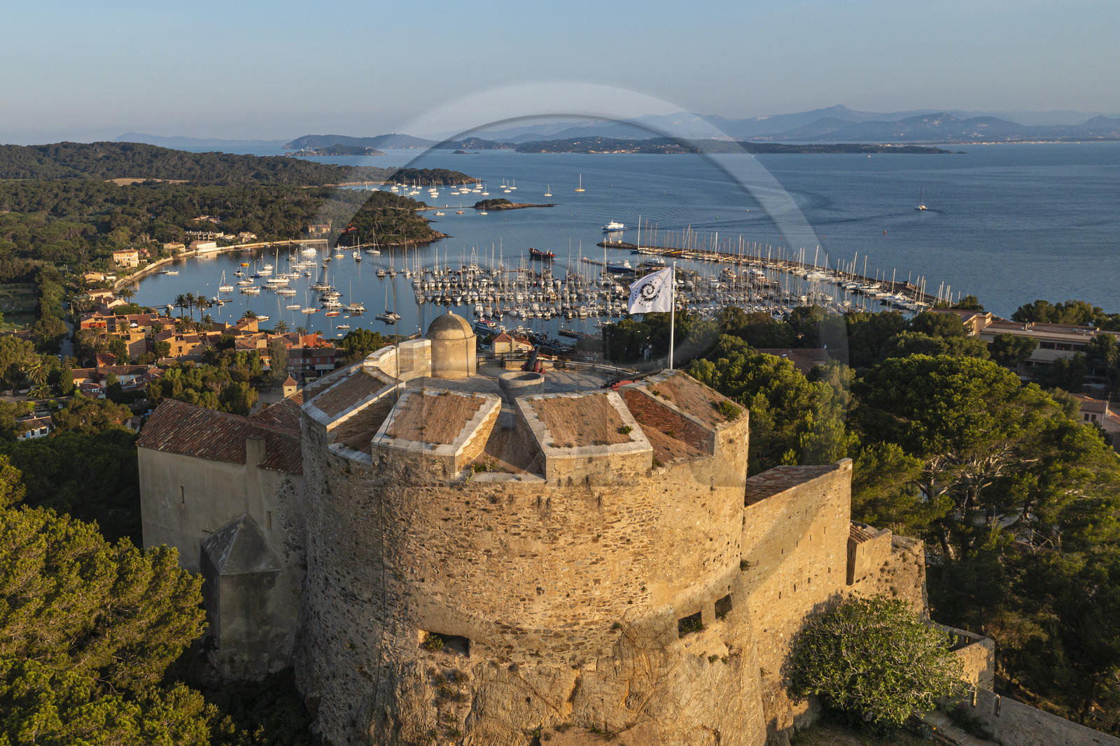 France, Var (83), Iles d'Hyères, parc national de Port Cros, Ile de Porquerolles, le village et le port de Porquerolles vus depuis le chateau Sainte-Agathe (vue aérienne)