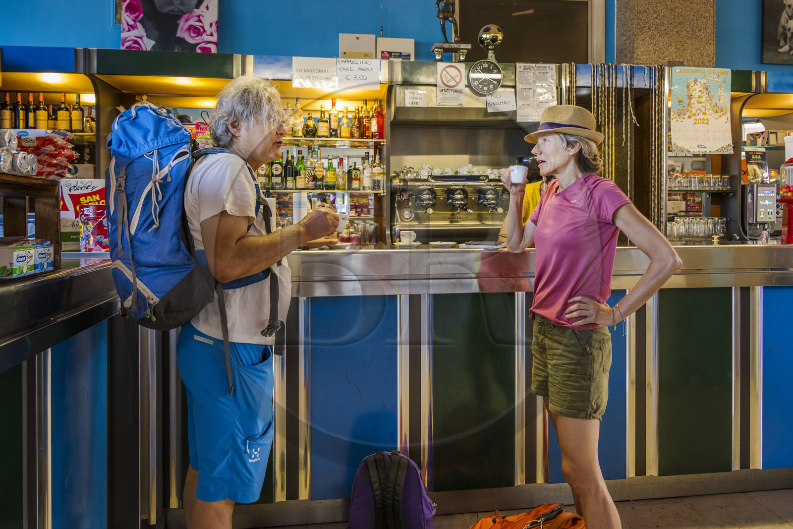 Italie, Ligurie, village de Levanto au nord des Cinque Terre, café au comptoir au bistro de la gare