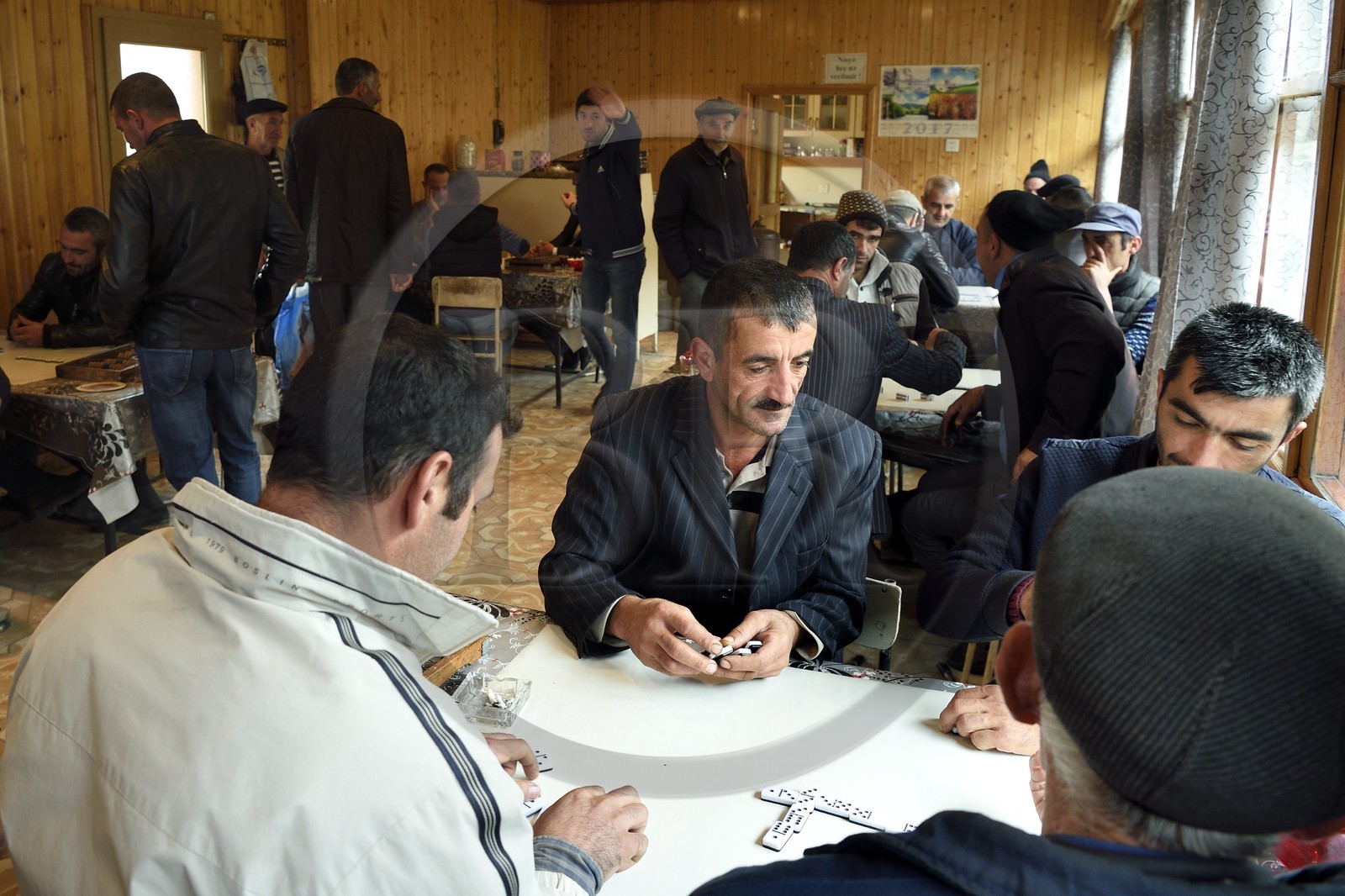 Azerbaïdjan, région de Ismailli, Lahij (Lahic), joueurs de dominos dans le café