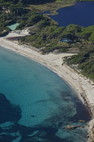 France, Var (83), Saint-Tropez, la plage des Salins (vue aérienne)