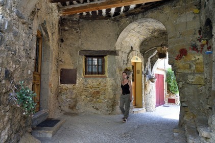 France, Var (83), La Dracénie, village de Tourtour, labellisé Les Plus Beaux Villages de France, passage de la rue Grande sous une maison
