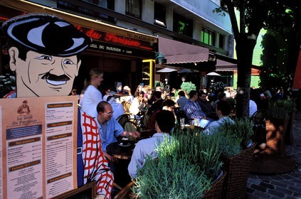 France, Paris (75), une terrasse de café dans la branchée rue Oberkampf