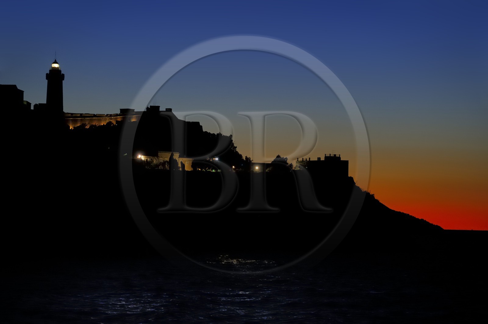 Italie, Toscane, Ile d’Elbe, phare de Portoferraio au coucher de soleil et la maison de Napoléon 1er (Palazzina dei Mulini) au centre