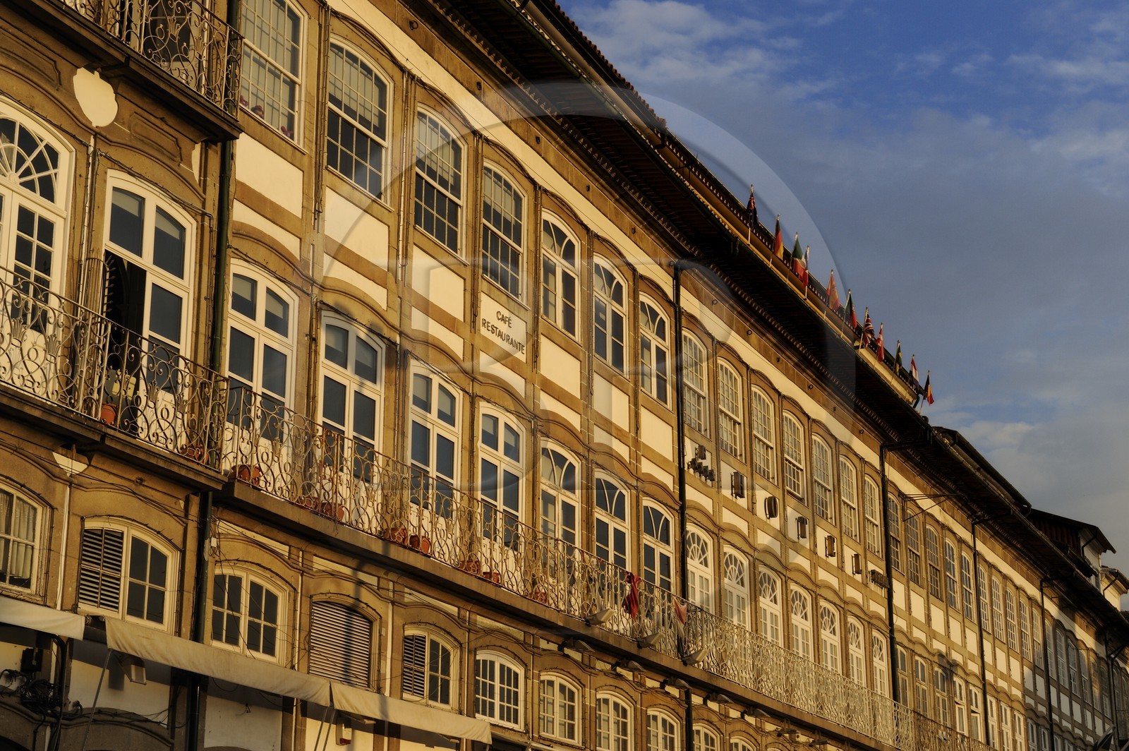 Portugal, région du Minho, Guimaraes, ville classée Patrimoine Mondial de l' UNESCO, facade de l'hotel Toural sur la place Largo do Toural