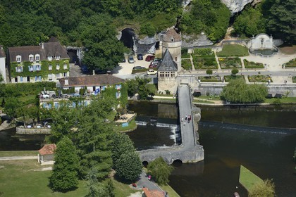France, Dordogne (24), Brantôme, pont Coudé sur la Dronne et le Moulin de L'Abbaye, ancien moulin du XVIe siècle transformé en Hotel****-Restaurant de charme, à doite le jardin Médicis (vue aérienne)