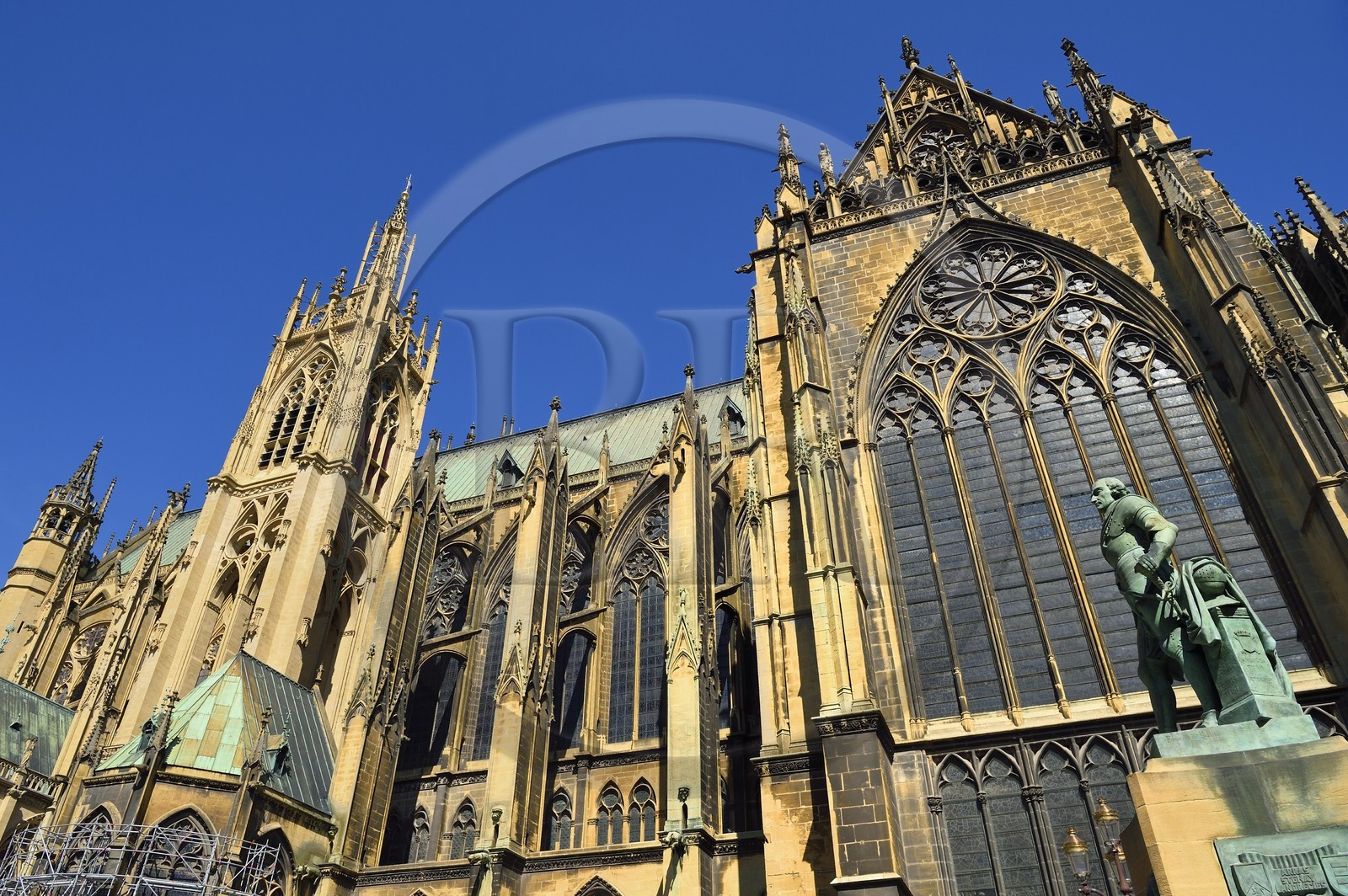 France, Moselle (57), Metz, la place d'Armes, statue du maréchal Fabert devant la cathédrale Saint-Etienne avec la flèche de la tour de la Mutte