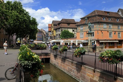 France, Haut-Rhin (68), Colmar, la Lauch et la Fontaine Schwendi oeuvre de Bartholdi place de l'Ancienne Douane