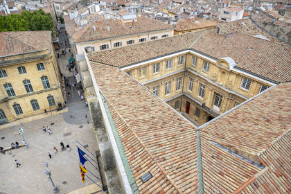 France, Bouches-du-Rhône (13), Aix en Provence, l'hotel de ville surplombant la place de l'Hotel de Ville (vue aérienne)