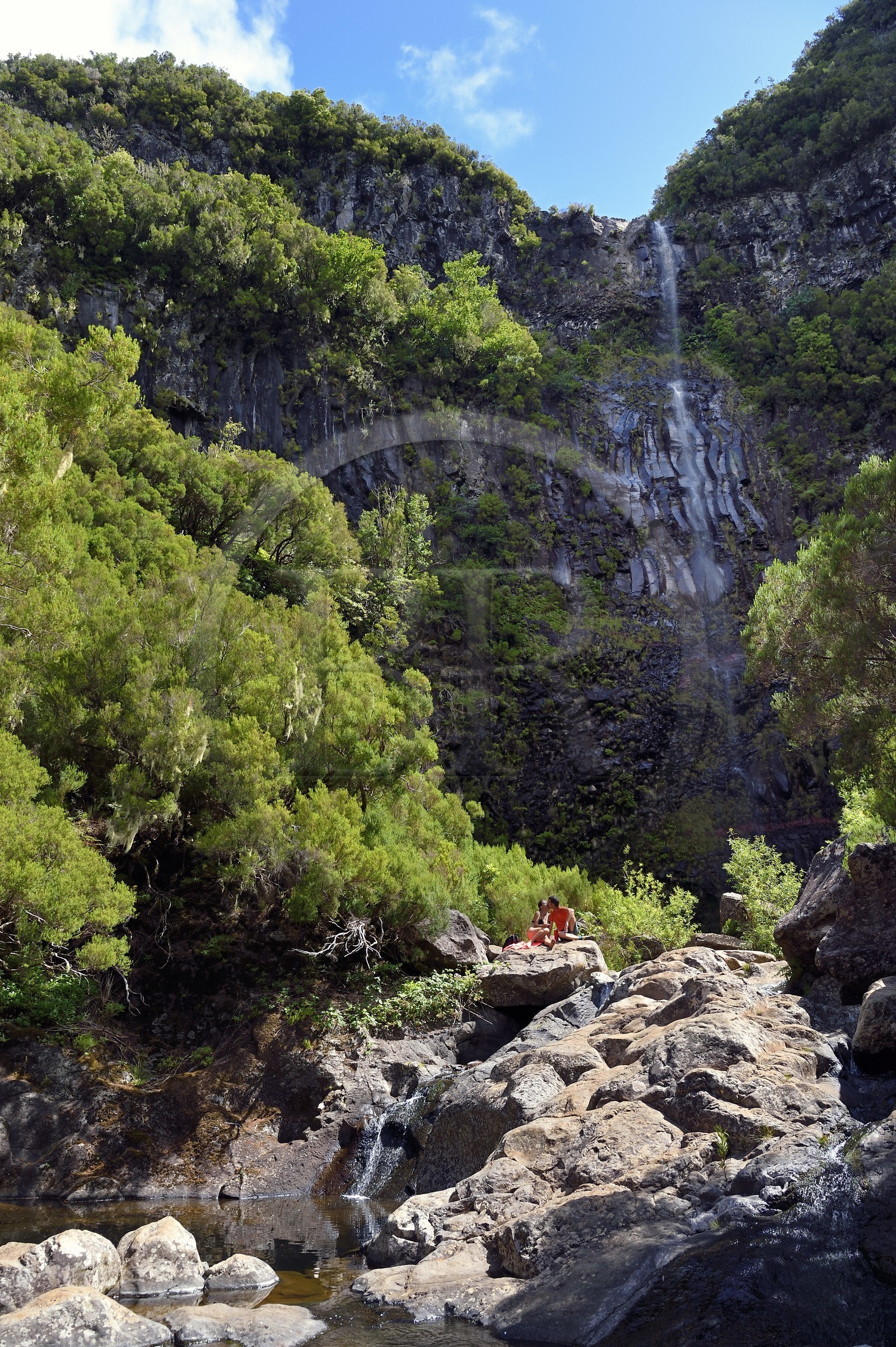 Portugal, Ile de Madère, randonnée dans La forêt de Rabaçal par la levada do Alecrim, cascade de Lagoa do Vento de 80 mètres de haut au coeur de la forêt Laurissilva classée Patrimoine Mondial de l'UNESCO, couple d'amoureux