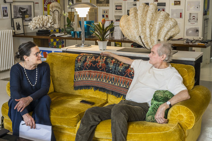 France, Paris (75), l'artiste plasticien Jean-Pierre Raynaud dans son appartement atelier