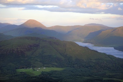 Royaume-Uni, Ecosse, Highland, Hébrides intérieures, Ile de Mull, le Loch Ba et les montagnes du sud de l'île (vue aérienne)