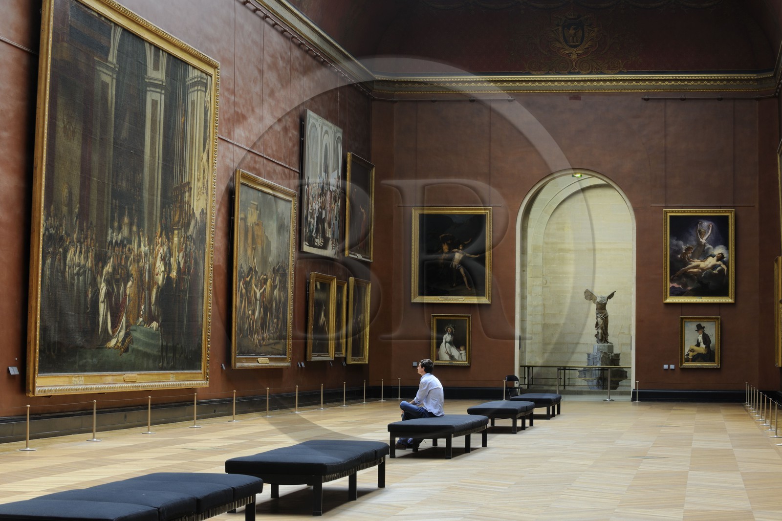 France, Paris (75), Musée du Louvre, le tableau Sacre de l'empereur Napoléon Ier et couronnement de l'impératrice Joséphine dans la cathédrale Notre-Dame de Paris par David et la Victoire de Samothrace au fond
