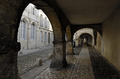 France, Charente-Maritime (17), La Rochelle, arcades de la rue de l'Escale