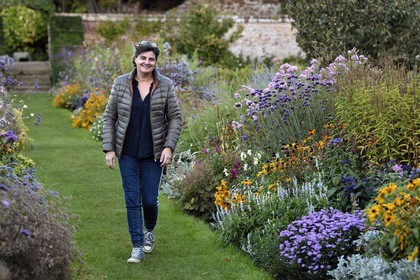 France, Seine-Maritime (76), Pays de Caux, Tourville-sur-Arques, château de Miromesnil, lieu de naissance de l'écrivain Guy de Maupassant, la propriétaire Nathalie Romatet dans le potager très fleuri