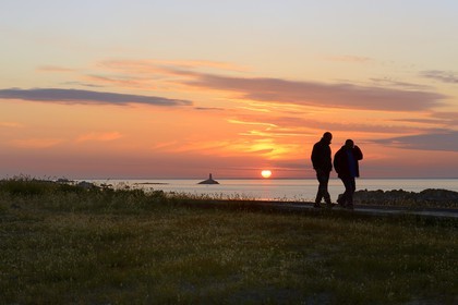 France, Finistère (29), La Foret Fouesnant, archipel des Glénan, Ile Saint-Nicolas, coucher de soleil sur la côte ouest et l'ancien phare du Huic aujourd'hui abandonné