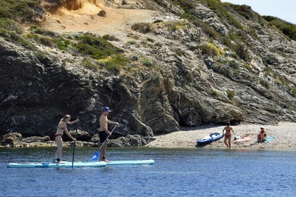 France, Var (83), Six-Fours-les-Plages, Ile des Embiez, pointe Saint-Pierre, le champion de windsurf Freestyle Adrien Bosson en randonnée aquatique sur un paddle