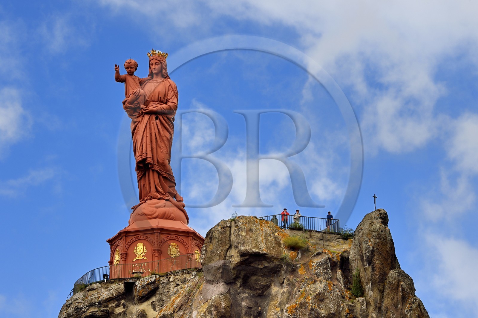 France, Haute-Loire (43), Le Puy-en-Velay, étape classée Patrimoine Mondial de l'UNESCO dans le cadre des chemins de Compostelle, la statue de Notre-Dame de France (de 1860) au sommet du Rocher Corneille