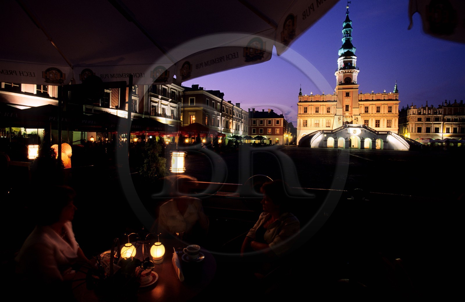 Pologne, région de Lublin, ville Renaissance de Zamosc classé Patrimoine Mondial de l' UNESCO, terrasse de restaurant sur la place du marché et l' Hôtel de ville