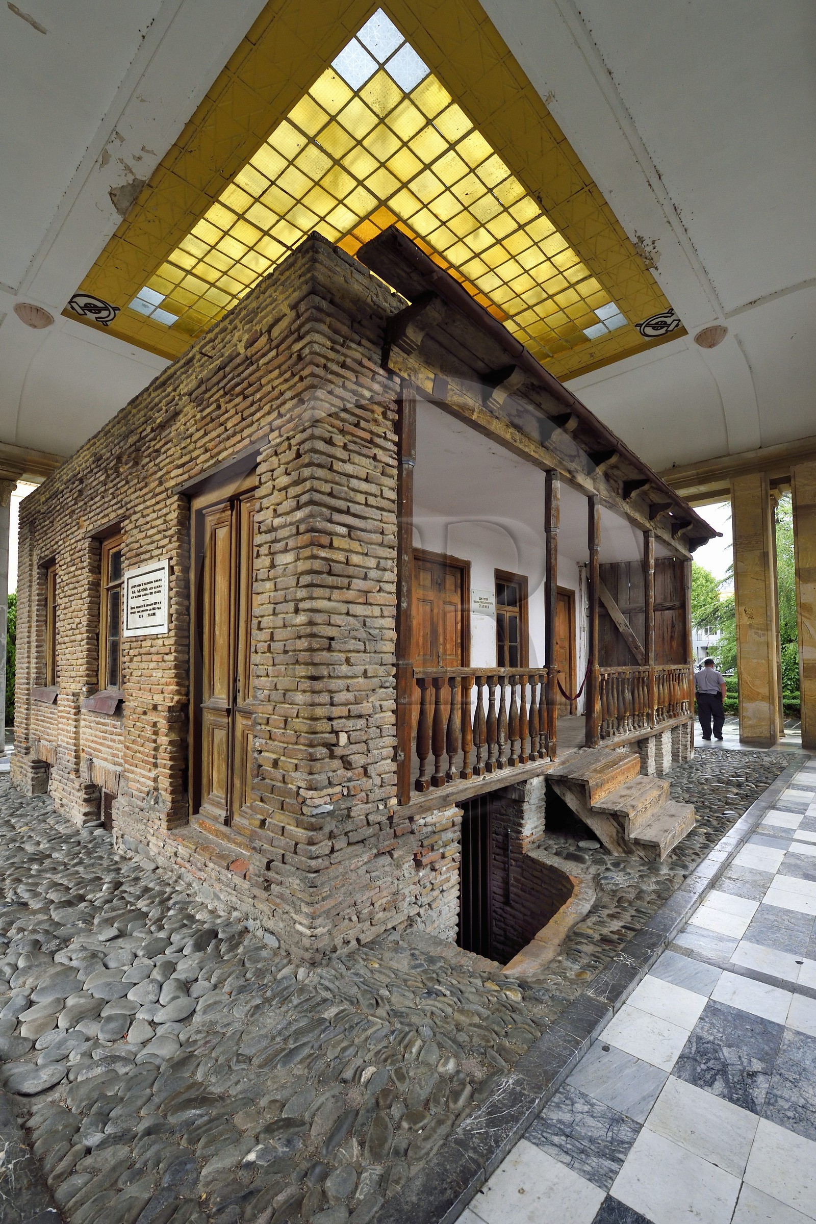 Géorgie, Kartlie intérieure, Gori, ville natale de Joseph Staline, la maison natale de Staline dans son écrin au musée Staline