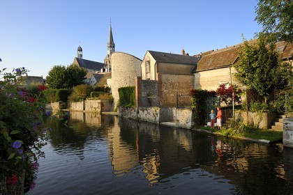 France, Eure-et-Loir (28), Bonneval, le fossé des remparts, enfants à la pêche