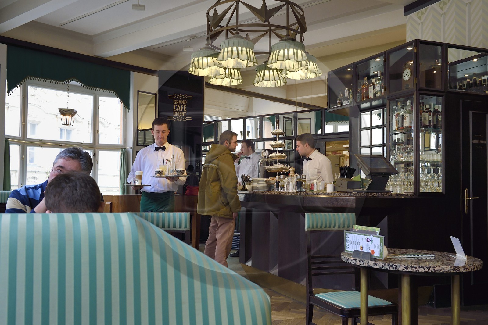 République Tchèque, Prague, centre historique classé Patrimoine Mondial de l' UNESCO, quartier de Stare Mesto, le Grand Café Orient dans la Maison à la Vierge noire batiment cubiste de l'architecte Josef Gocar place Ovocny