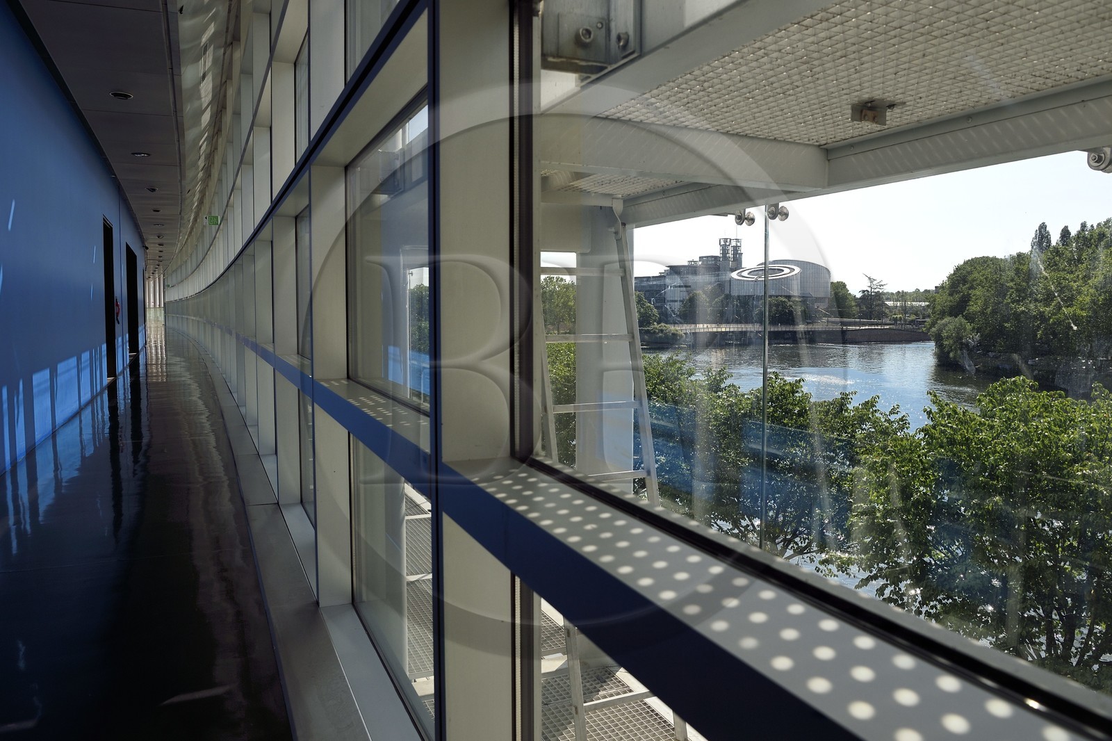 France, Bas-Rhin (67), Strasbourg, quartier européen, le Parlement européen, batiment Louise-Weiss, le batiment de la Cour européenne des droits de l'homme en arrière plan