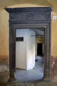 France, Alpes-Maritimes (06), vallée de la Roya (arrière-pays niçois), au pied du parc national du Mercantour, Tende, Palais Lascaris dans la ville basse, linteau de porte en schiste vert gravé du monogramme IHS signifiant Jésus sauveur des hommes qui éloigne les mauvais esprits de la maison