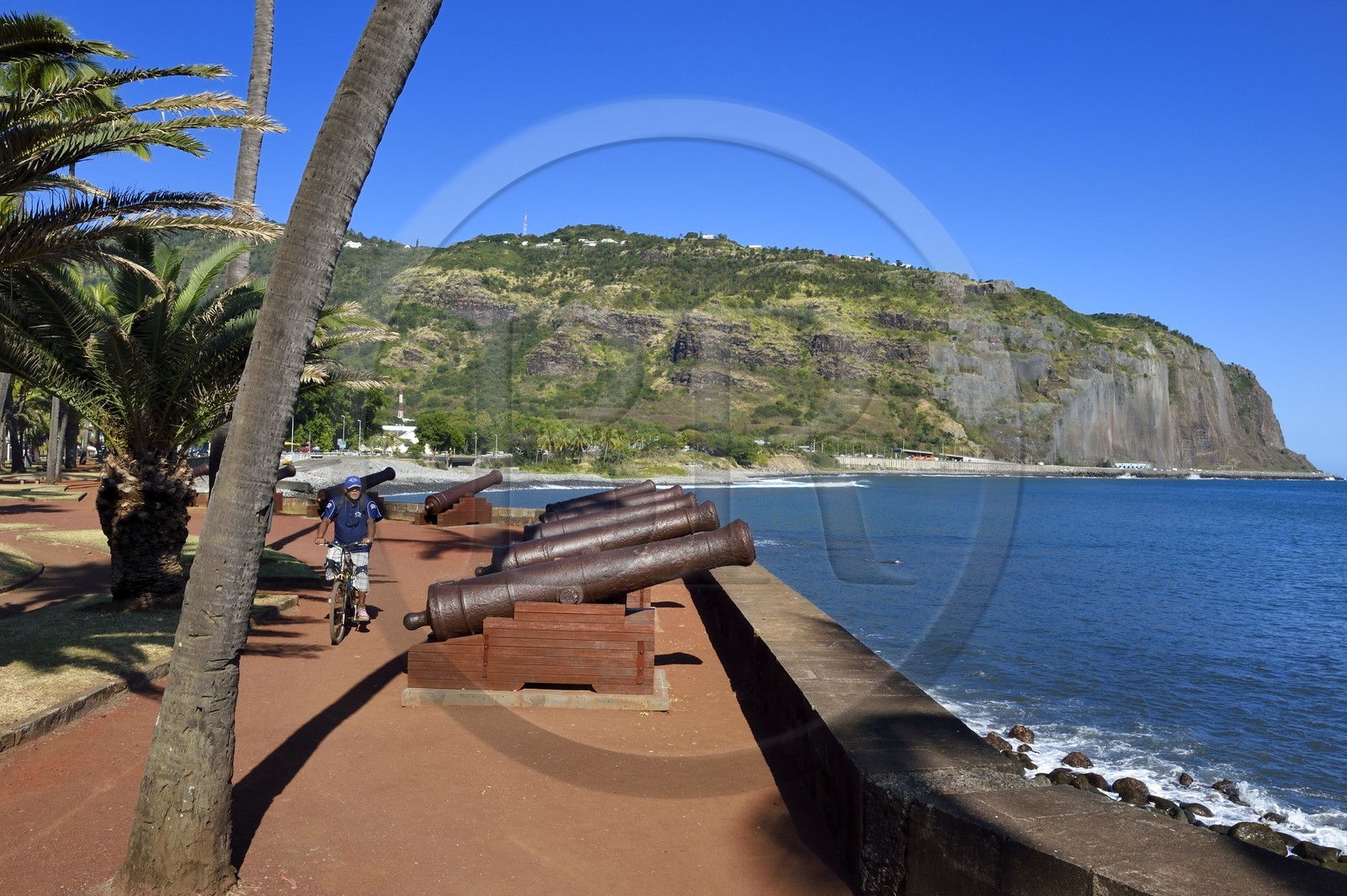 France, Ile de la Reunion, Saint-Denis, quartier Barachois, promenade de front de mer et le Cap Bernard en arrière plan