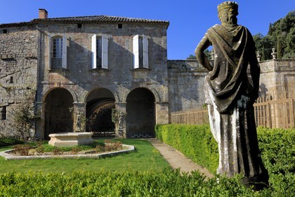 France, Aude (11), abbaye cistercienne de Fontfroide, façade du bâtiment des frères convers