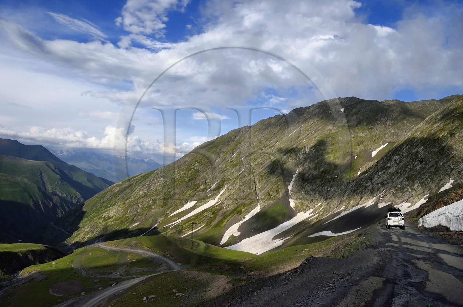 Géorgie, Kakheti, Parc national de Touchétie, la très spectaculaire piste qui relie Telavi à Omalo au Col d'Abano (2826 mètres)