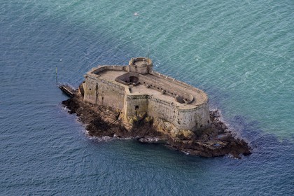 France, Finistère (29), baie de Morlaix, Carantec, le château du Taureau construit par Vauban au XVIIe siècle (vue aérienne)
