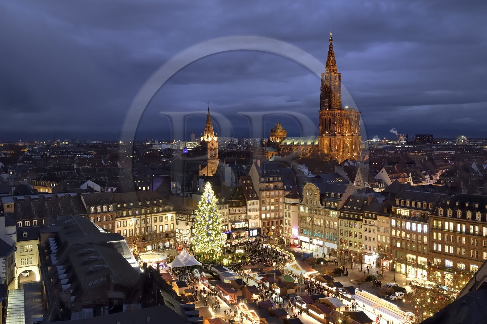 France, Bas-Rhin (67), Strasbourg, vieille ville classée au Patrimoine Mondial de l’UNESCO, le Grand Sapin de Noël sur la place Kléber et la cathédrale