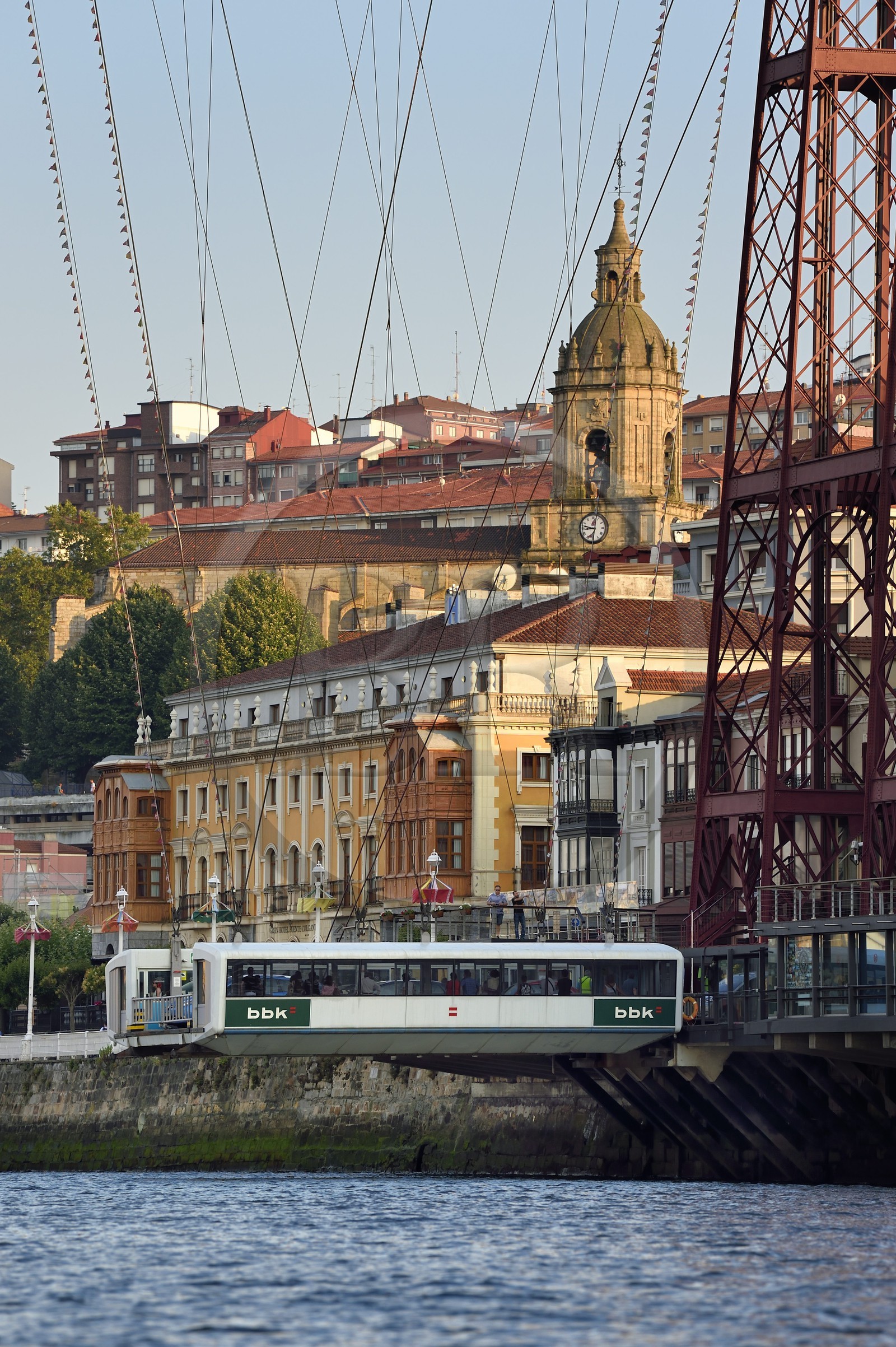 Espagne, Pays basque espagnol, Biscaye, Bilbao, pont de Biscaye (Puente de Vizcaya ou Puente Colgante) sur le fleuve Nervion, reliant les deux villes de Portugalete et Getxo, toujours en service, ce pont transbordeur construit de 1888 à 1893 est le premier construit et aussi le plus grand du monde, classé Patrimoine Mondial de l'UNESCO