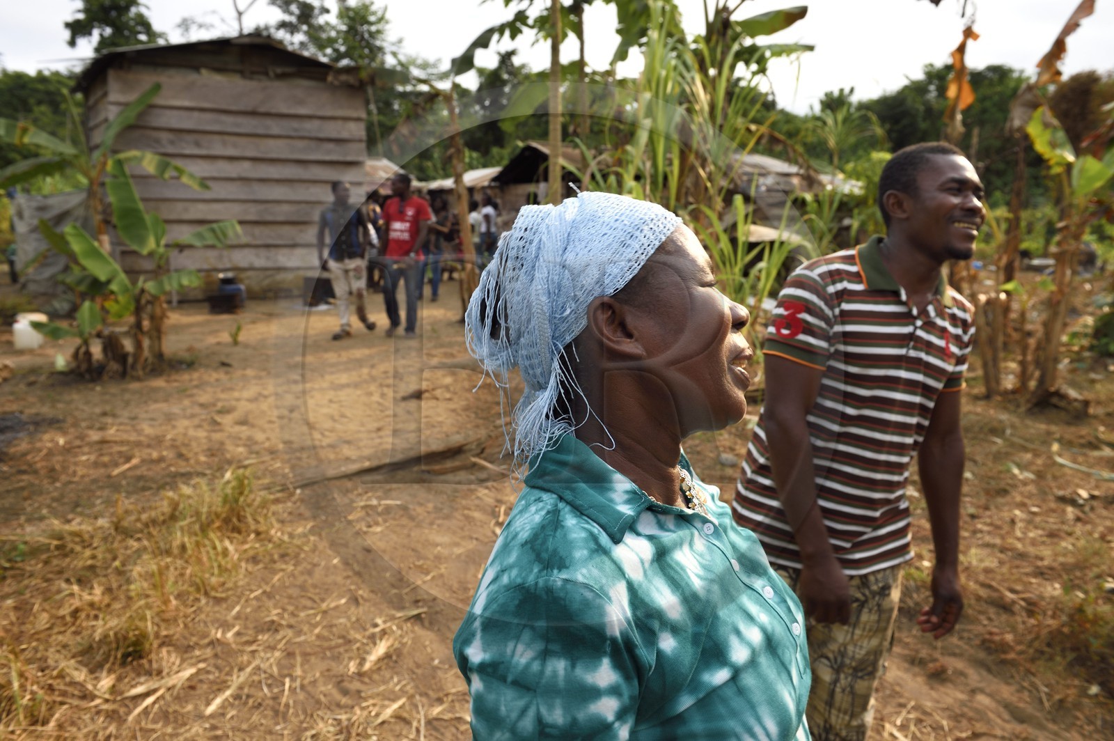 Gabon, province de Ogooué- Maritime, Omboué, région du Loango, femme devant sa maison