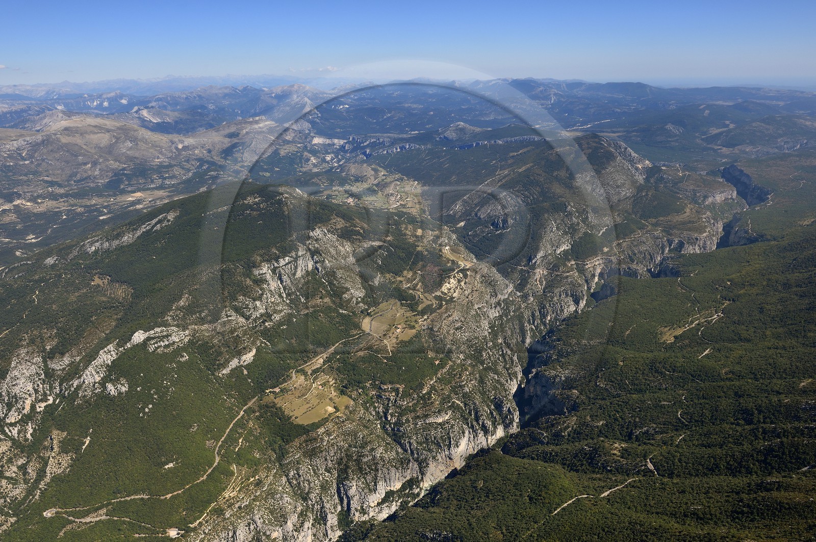 Var (83) rive gauche et Alpes-de-Haute-Provence (04) rive droite, Parc Naturel Régional du Verdon vers La Palud-sur-Verdon, le Grand Canyon des Gorges du Verdon (vue aérienne)