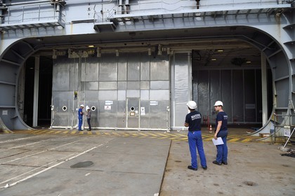 France, Var (83), Toulon, la base navale (Arsenal), le porte-avions à propulsion nucléaire Charles de Gaulle en rénovation de mi-vie, rénovation des chaufferies nucléaires au niveau d'un des ascenseurs lattéraux