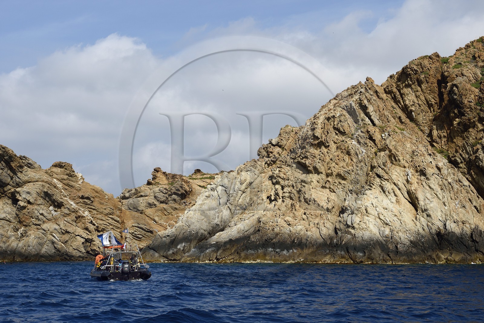 France, Var (83), Iles d'Hyères, Parc national de Port Cros, Ile de Port-Cros, bateau de plongée, plongeur en bouteille autour de l'Ile de la Gabinière