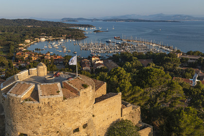 France, Var (83), Iles d'Hyères, parc national de Port Cros, Ile de Porquerolles, le village et le port de Porquerolles vus depuis le chateau Sainte-Agathe (vue aérienne)