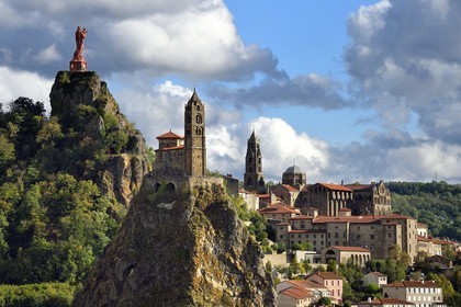 France, Haute-Loire (43), Le Puy-en-Velay, étape classée Patrimoine Mondial de l'UNESCO dans le cadre des chemins de Compostelle, vue sur la ville avec la Chapelle Saint-Michel d'Aiguilhe perchée sur un piton volcanique au premier plan, la statue Notre Dame de France (de 1860) sur le Rocher Corneille surplombant la cathédrale Notre Dame de l'Annonciation du XIIe siècle en arrière plan