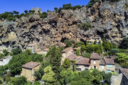 France, Var (83), Provence Verte, Cotignac, habitat troglodytique dans la falaise de tuf de 80 mètres de haut et 400 mètres de large (vue aérienne)