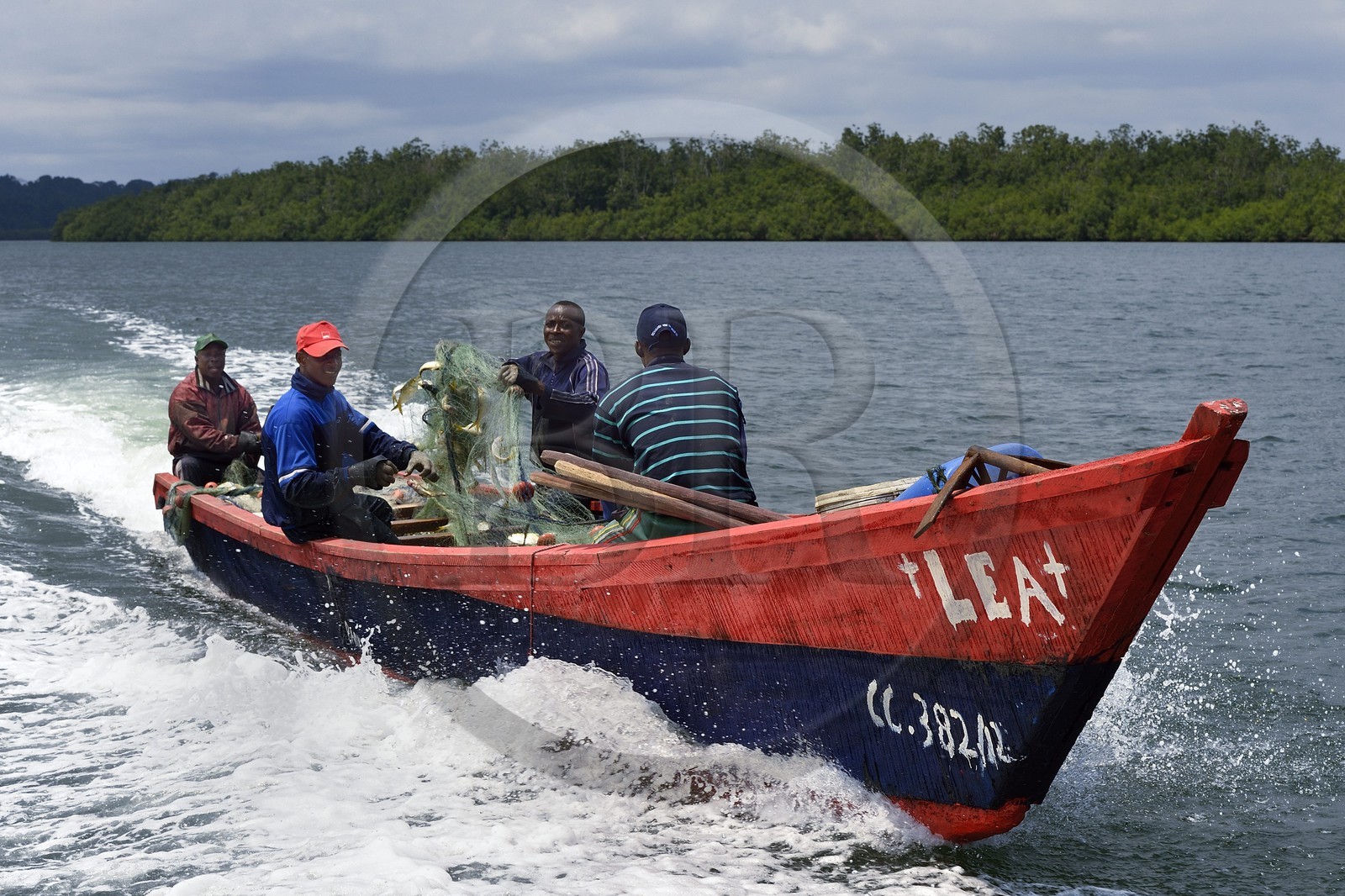 Gabon, province de l'Estuaire, Parc National Akanda, pêcheurs en pirogue sur le lac