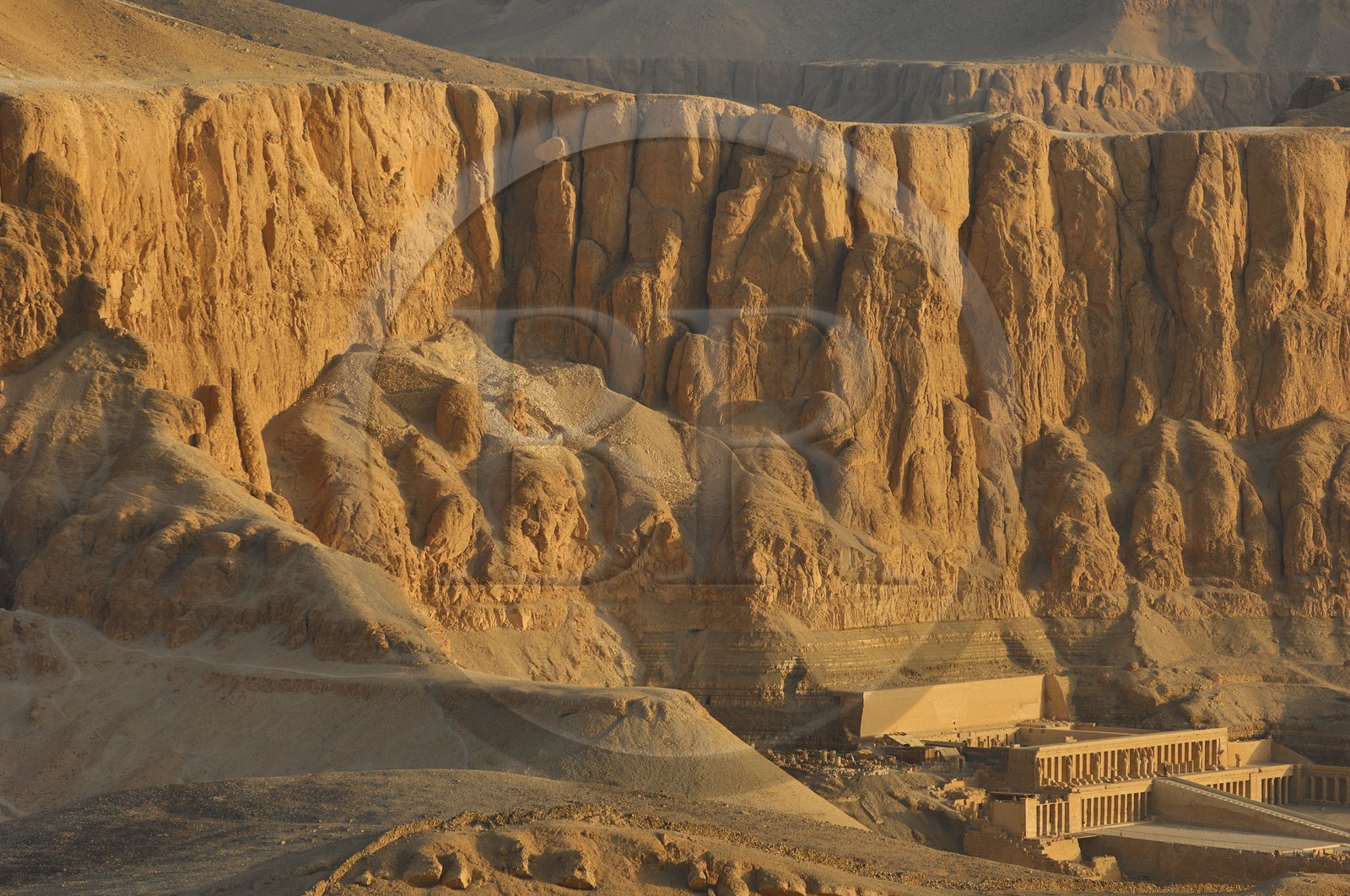 Egypte, Haute Egypte, vallée du Nil, environs de Louxor, nécropole thébaine classée Patrimoine Mondial de l'UNESCO, Thèbes Ouest, Deir el Bahari, temple d'Hatchepsout (vue aérienne)