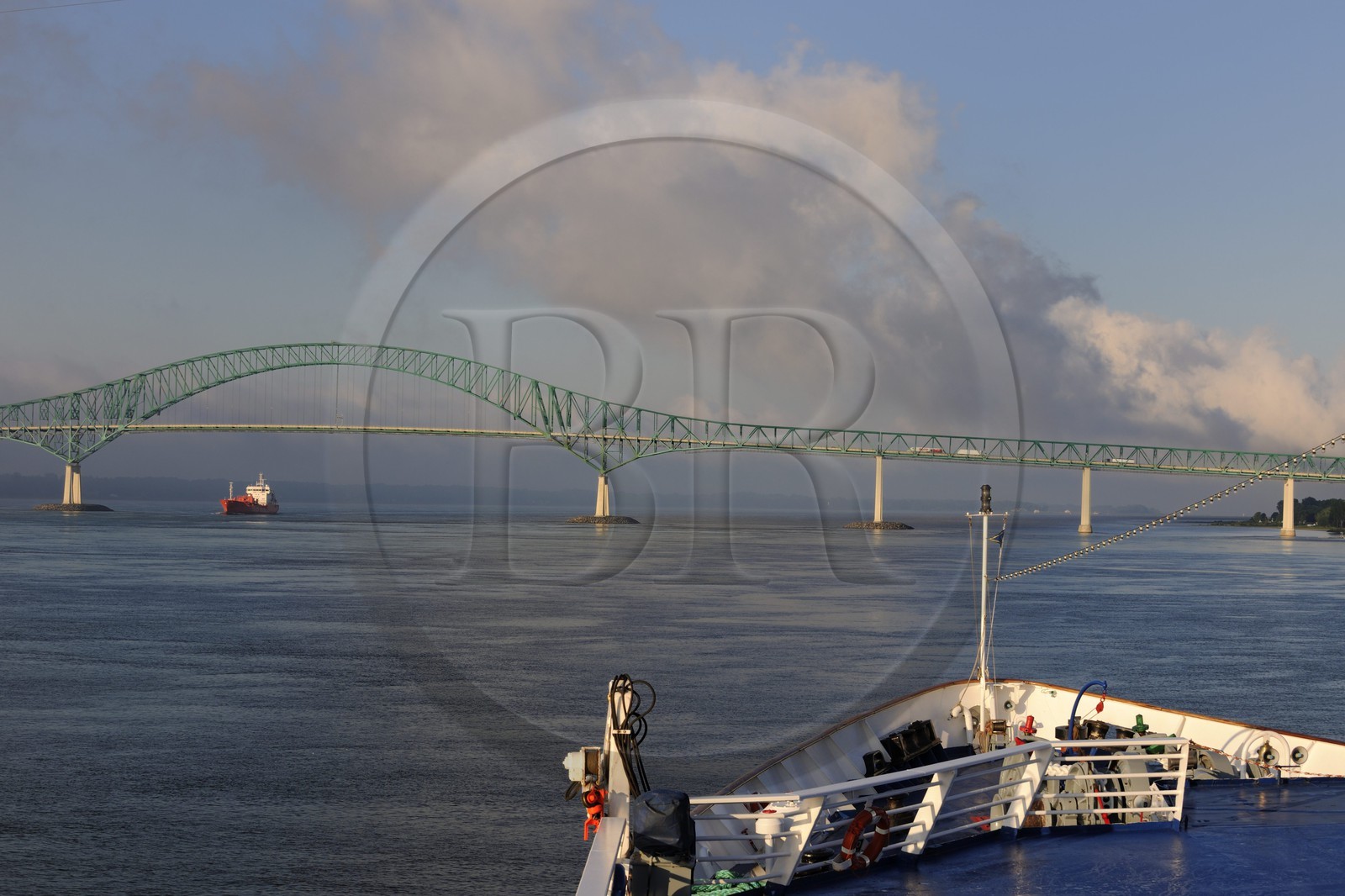 Canada, province de Québec, le pont sur le fleuve Saint-Laurent à Trois-Rivières depuis le bateau de croisière Princess Danaé