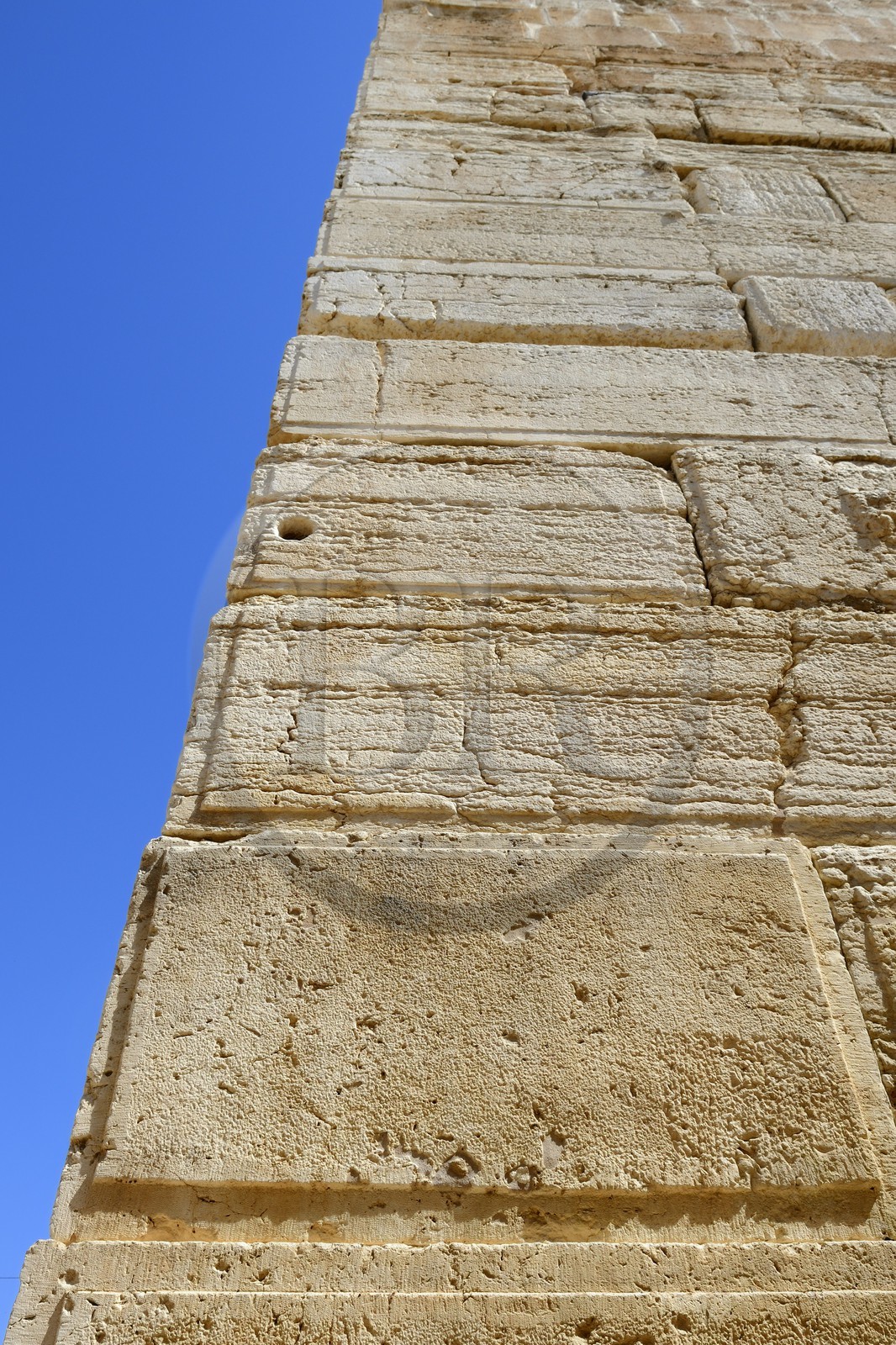 Israel, Jérusalem, ville sainte, vieille-ville classée Patrimoine Mondial de l'UNESCO, Le Mont du Temple au Centre Davidson, angle des murs de soutènement ouest et sud de l'esplanade du Temple construite par Hérode Ier le Grand, Hérode a pris le soin de faire polir chaque pierre et d'y faire tailler un cadre (taille hérodienne)