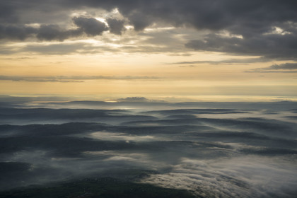 Rwanda, Province de l'Est, le Pays des mille collines dans les brumes du petit matin (vue aérienne)