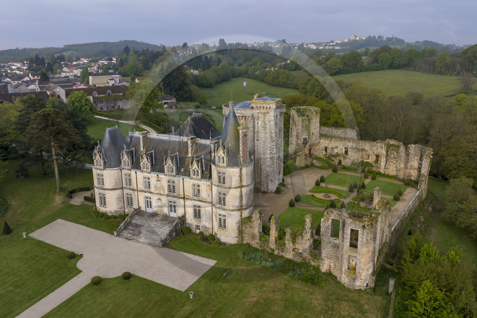 France, Vendée (85), Sèvremont, le chateau de la Flocellière, gite et chambre d'hotes, l'église de Saint-Michel-Mont-Mercure avec sa statue de l'archange Saint-Michel en arrière plan (vue aérienne)
