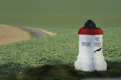 France, Meuse (55), région de Verdun, borne kilométrique de la Voie Sacrée sur la route entre Verdun et Bar le Duc
