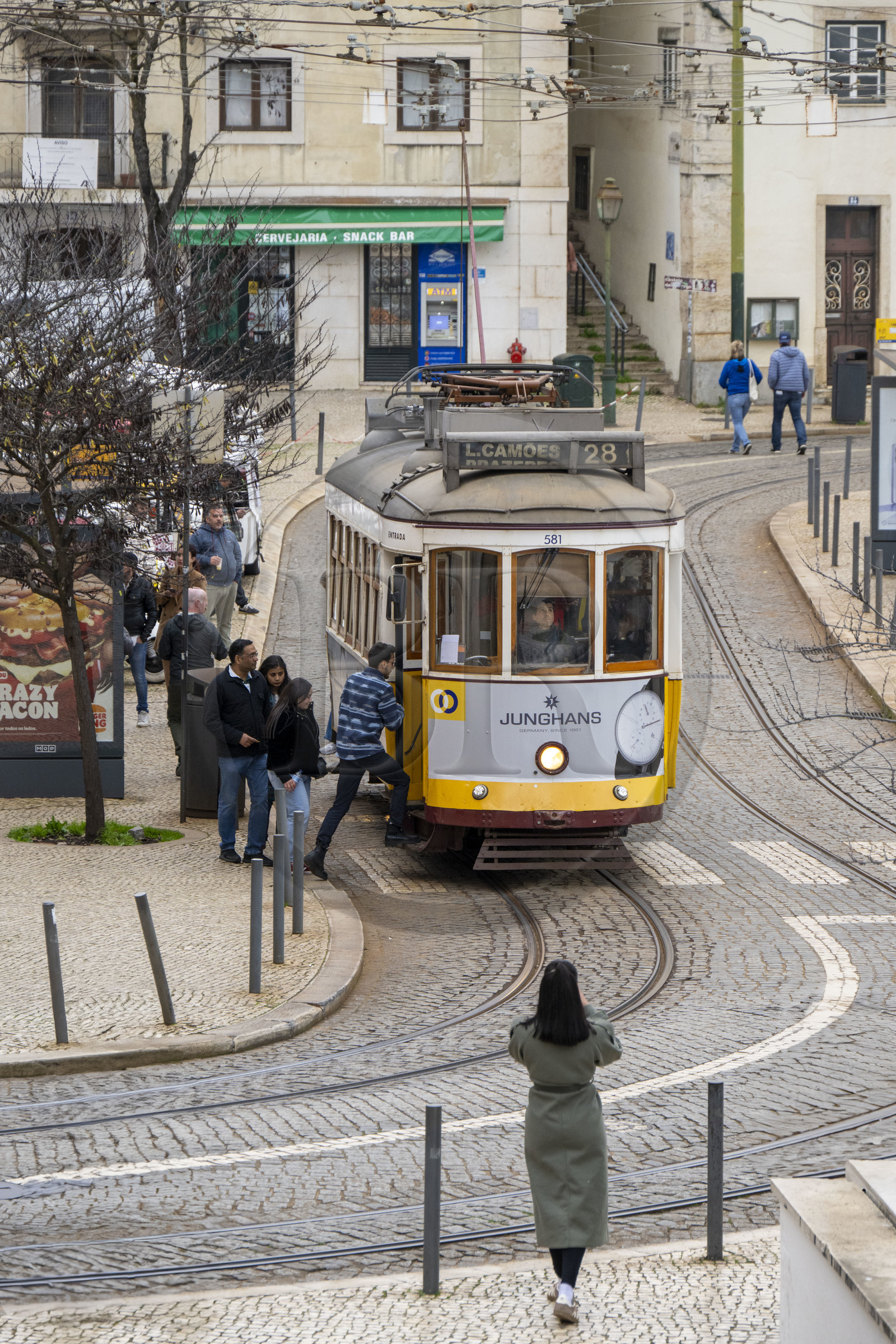 Portugal, Lisbonne, quartier de l'Alfama, tramway (electricos) à Largo das Portas do Sol, la ligne 28 est la plus célèbre et la plus pittoresque