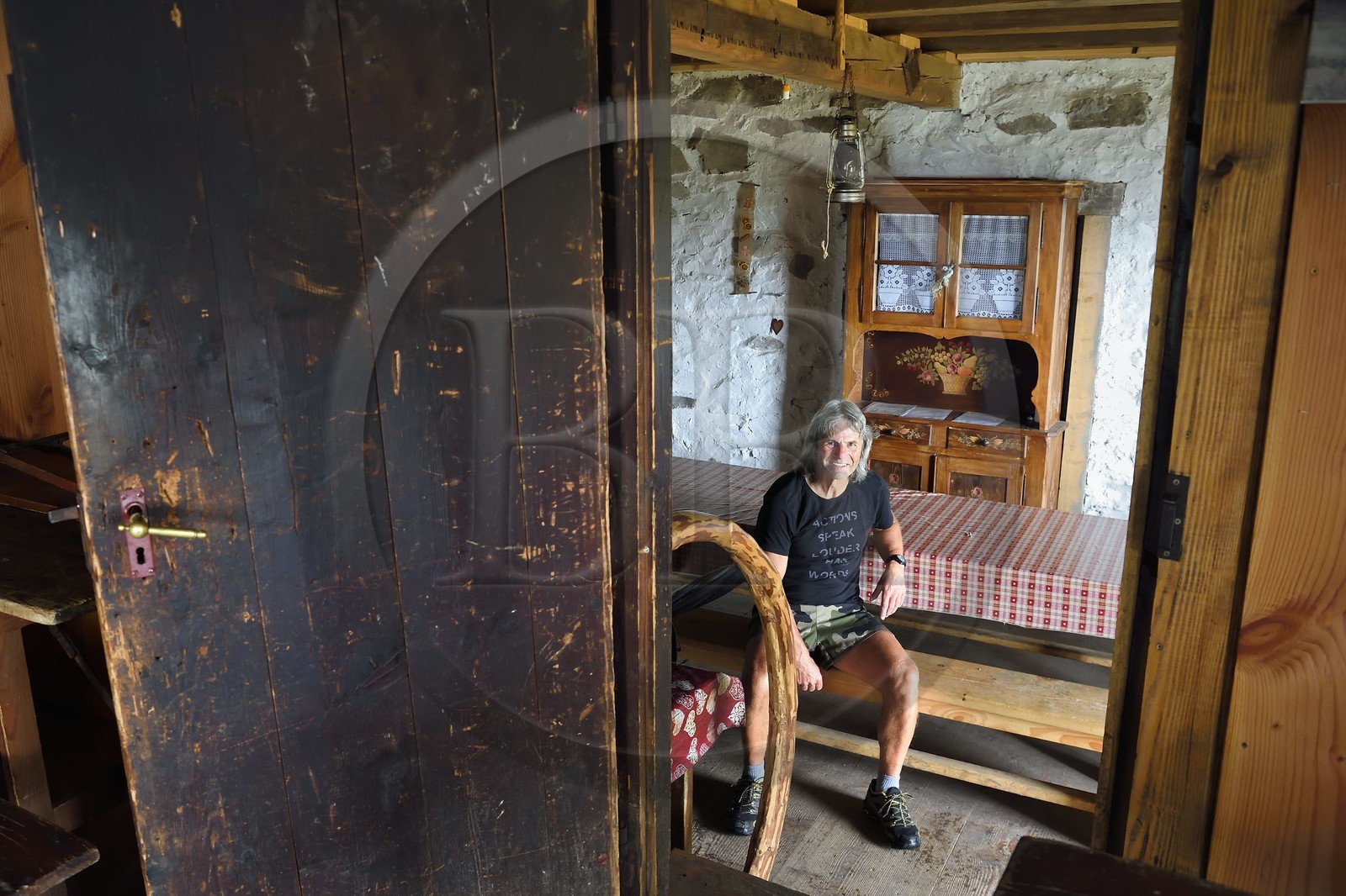 France, Haut-Rhin (68), Parc naturel régional des ballons des Vosges, Storckensohn, montagne de La Tête des Perches, la chaume de Gazon vert, Noël Sutter qui est l'ange gardien du refuge dans l'ancienne ferme
