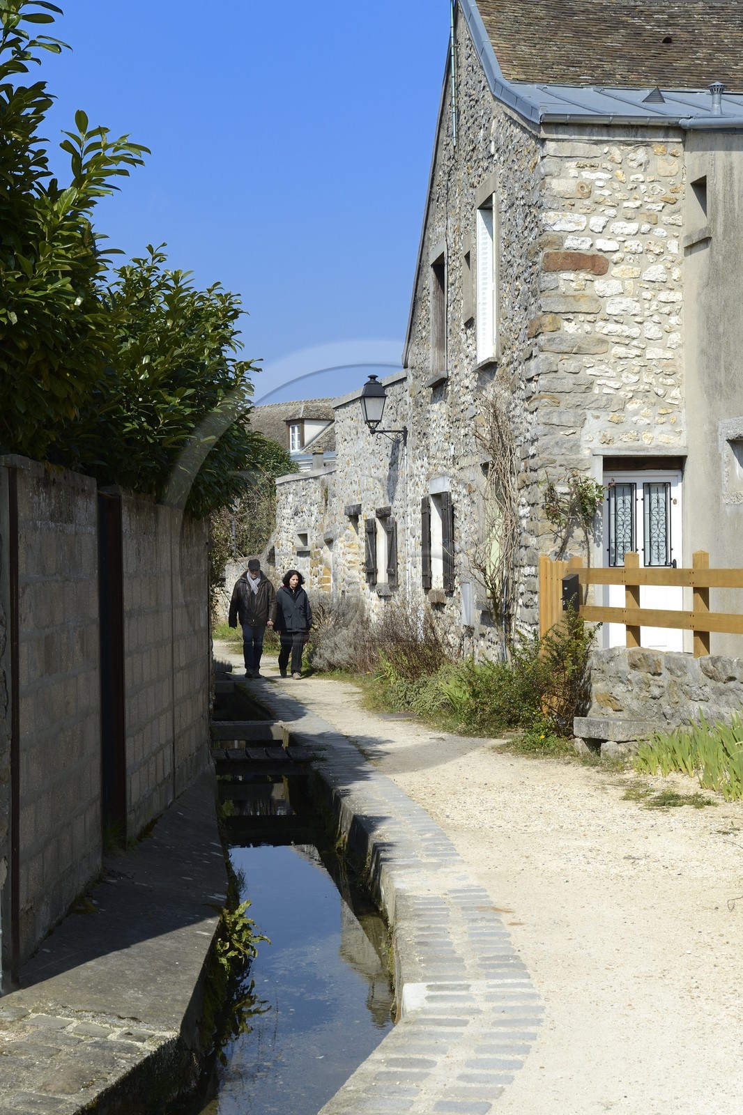 France, Seine-et-Marne (77), village de Maincy qui jouxte le domaine du château de Vaux-le-Vicomte, ruelle du Ru